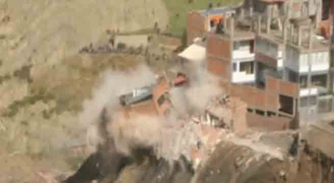 Registran impresionante derrumbe de decenas de viviendas en Bolivia