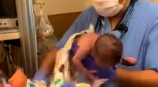 Recién nacido se le escurre a médico y padres lo denuncian por negligencia