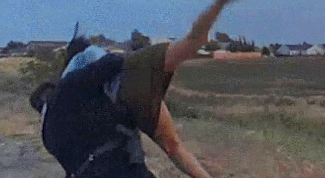 Efectivo de la policía arroja por los aires a mujer que lo agredió previamente [Video]