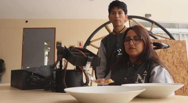Universitarios de Cajamarca crean brazo robótico alimentador con material reciclado