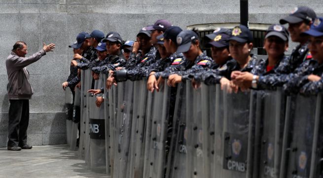Fuerzas de seguridad de Venezuela impiden paso de diputados opositores al Parlamento