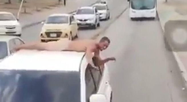 Descubre a esposo infiel y lo castiga paseándolo desnudo sobre un auto [Video]