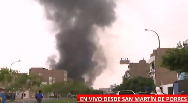 Un muerto dejó incendio de taller mecánico en San Martín de Porres