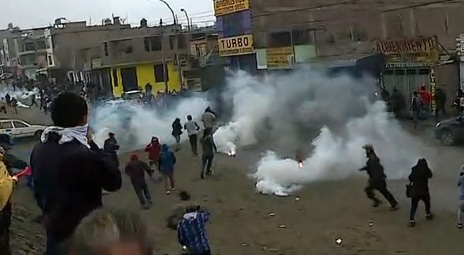 Carabayllo: enfrentamientos entre vecinos y PNP durante protesta por obras de alcantarillado