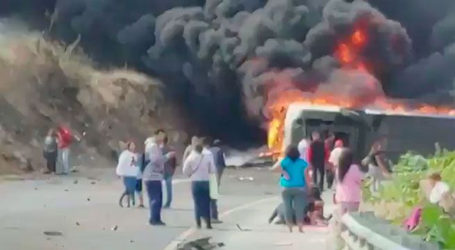 México: 21 muertos deja choque de tráiler contra autobús