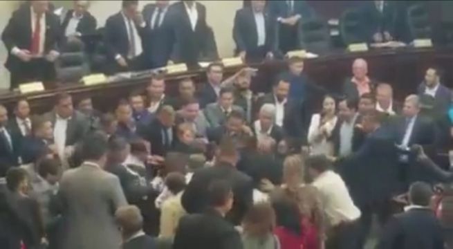 Parlamentarios de Honduras se enfrentaron a puñetazos