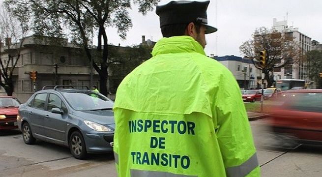 Policía de tránsito multa a mujer por 'exceso de belleza', pero termina siendo reprendido