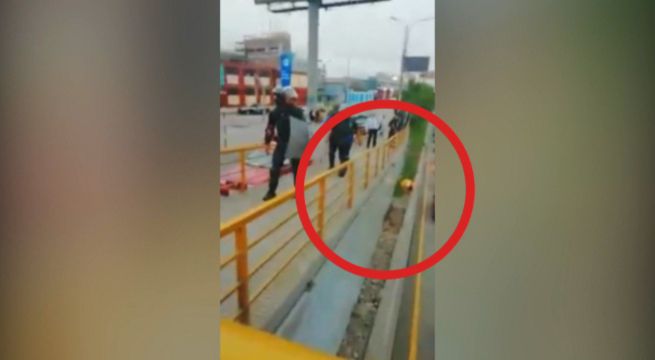 Acusan a fiscalizadores de empujar a ambulante hacia la Vía Expresa