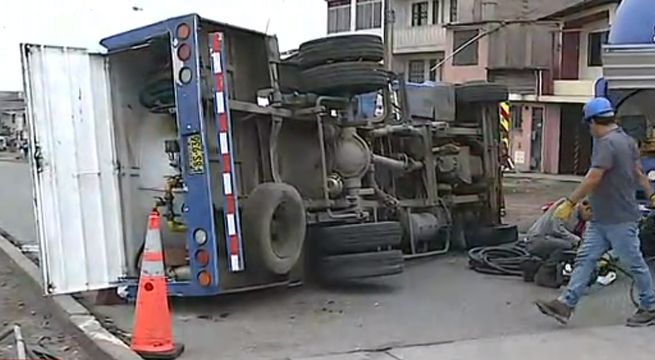 Chofer resultó herido tras volcadura de cisterna de GLP en Villa El Salvador