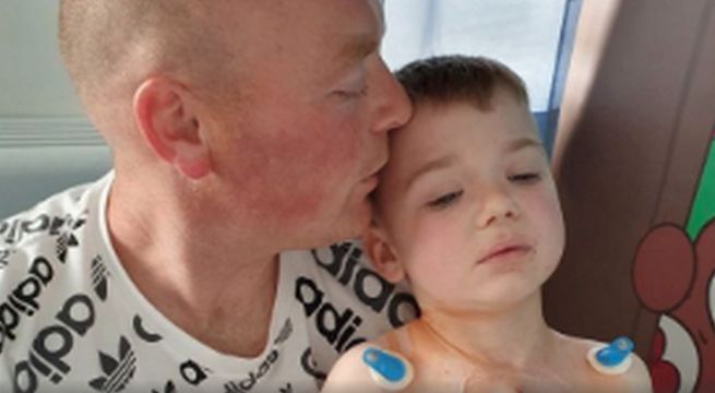 Padre se tatúa cicatriz de su hijo paras hacerlo sentir orgulloso  