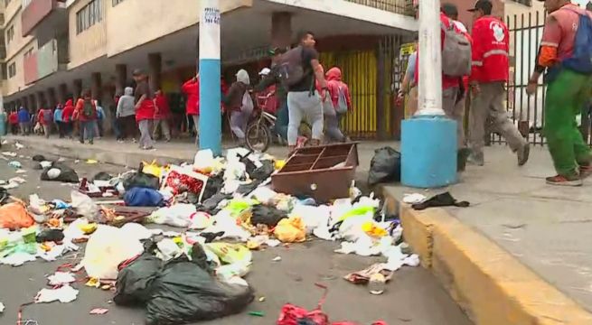 Extrabajadores de la Municipalidad del Callao arrojaron basura en las calles