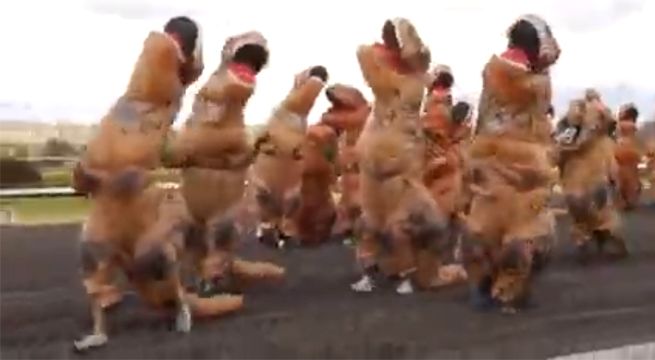 Carrera de dinosaurios causa sensación en las redes sociales [VIDEO]
