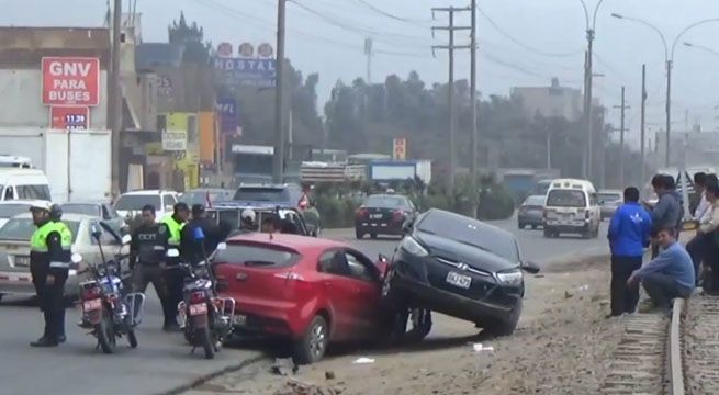 Auto invade vía para evitar accidente y termina encima de otro vehículo