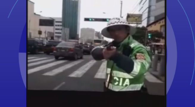 Policía apuntó con su arma a conductor que no quiso bajar de su auto