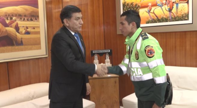 Ministro del Interior respaldó a policía que apuntó con arma a chofer