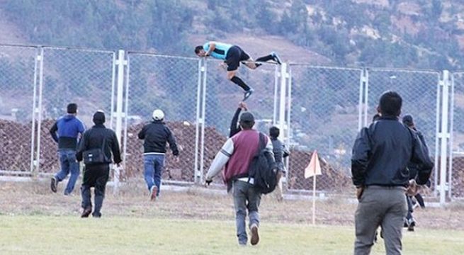 Árbitro tuvo que correr para salvar su vida tras expulsar a jugador en la Copa Perú