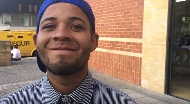 Venezolano que canta en las calles recibió sorpresa de conocidos artistas