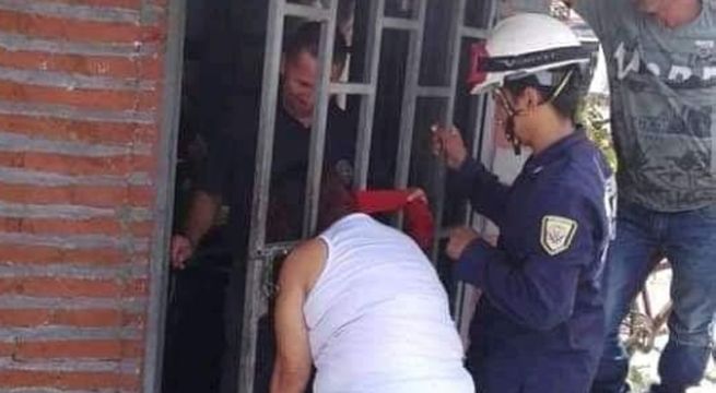 Mujer intentaba chismear lo que hacía su vecina quedó atrapada en una reja