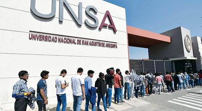 Postulante que llegó tarde a examen de admisión quedó atascada en reja al intentar ingresar