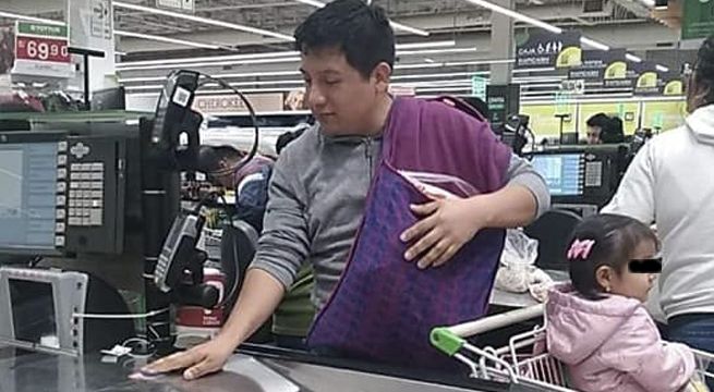 Joven es sensación en las redes sociales al ir al supermercado con alforja cajamarquina [Video]