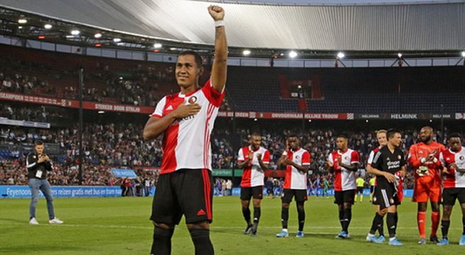 Renato Tapia fue titular por tercer partido consecutivo en el Feyenoord