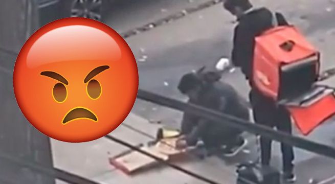 Repartidores motorizados son grabados comiendo pedido de pizza en la calle