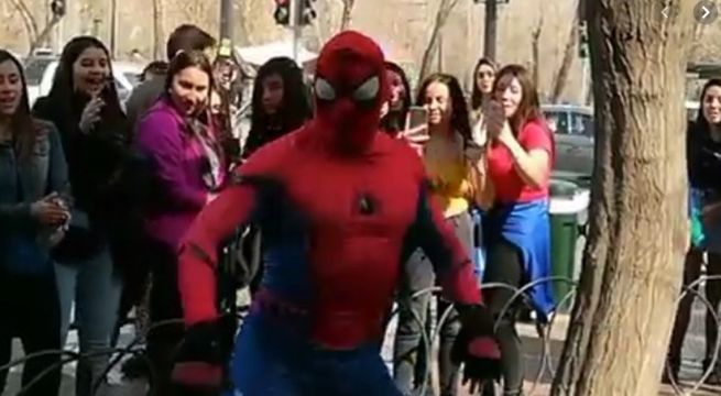Hombre vestido de Spider-Man se convierte en héroe al atrapar a ladrón