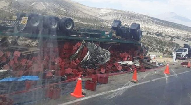 Camión de cerveza se voltea en vía Arequipa - Puno dejando cientos de botellas rotas [Video]