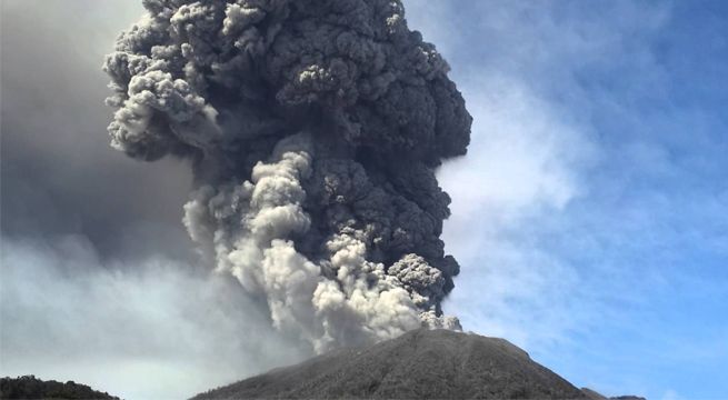 Turistas lograron escapar de la erupción de un volcán mientras grababan [VIDEO]