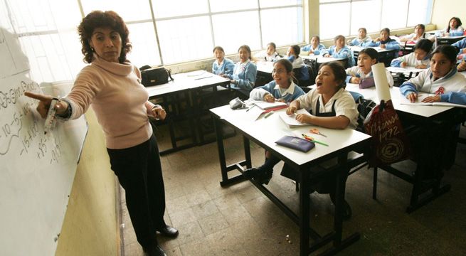 Maestros ganarán 2,400 soles como sueldo mínimo en el 2020 [Video]