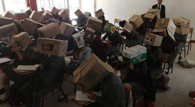 Maestro es acusado de ordenar que alumnos se pongan cajas en la cabeza para que no copien en examen