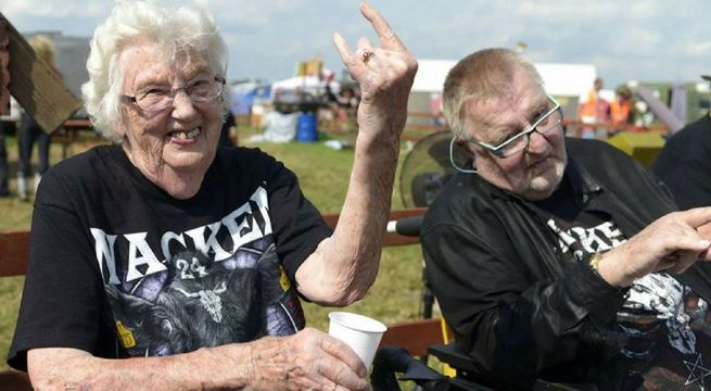 Abuelitos escapan de asilo y son hallados en un festival de heavy metal