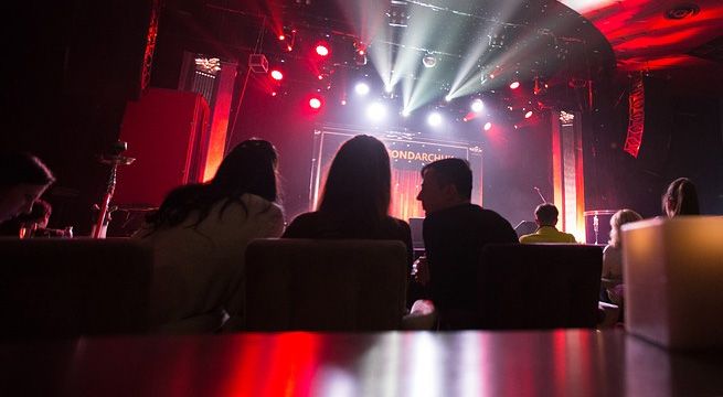 Conoce a venezolana en club nocturno, la invita a su casa y se lleva hasta su auto