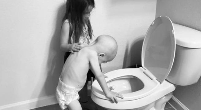 La desgarradora imagen de una pequeña ayudando a su hermano con cáncer