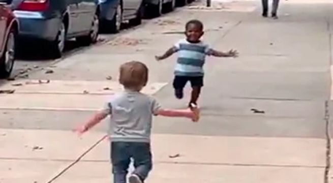 El emotivo abrazo entre dos niños que conmovió a muchos en las redes sociales