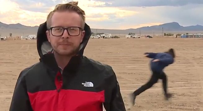 Hombre fue captado corriendo como Naruto en reporte en vivo desde el Área 51 [VIDEO]