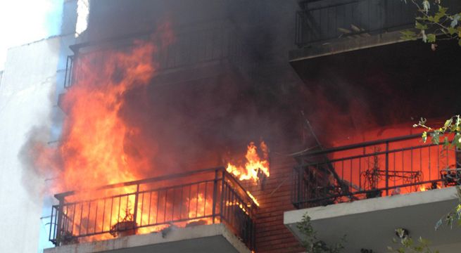 Joven quema cartas de su ex y termina incendiando su departamento