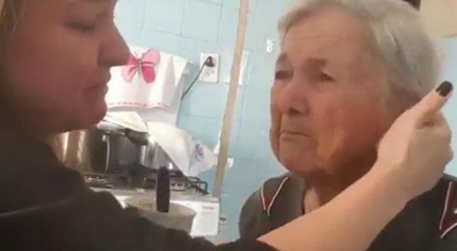 Abuela con Alzheimer le dice 