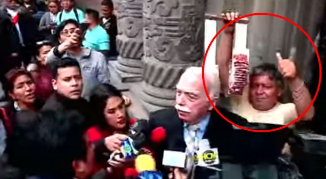 Ambulante intenta venderle MANÍ a Carlos Tubino en medio de ataques en su contra