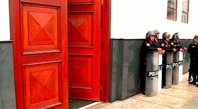 Así se realiza el desalojo de las oficinas del Congreso de la República