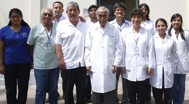 Minsa reconoce labor de médico que a sus 100 años continúa trabajando