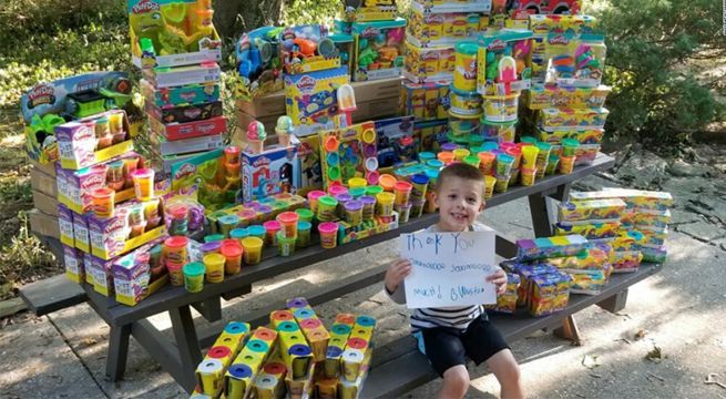Niño logra superar cáncer y dona 3 mil juguetes al hospital donde fue atendido