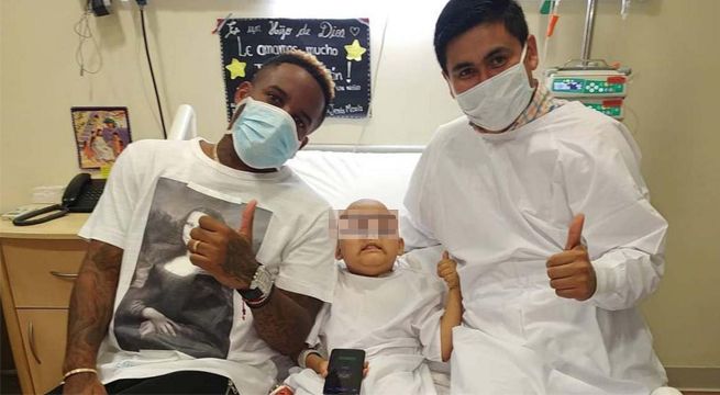 Jefferson Farfán sorprendió a pequeño que lucha contra la leucemia [VIDEO]