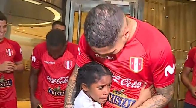 Perú vs. Uruguay: niña saltó valla y corrió a abrazar a Paolo Guerrero [VIDEO]