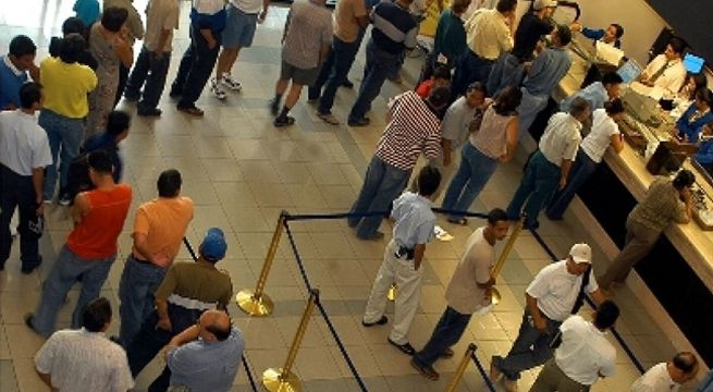 Multan con S/126.000 a entidad financiera por negar atención preferencial a papá con hijo en brazos