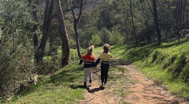 Mujer fotografió a sus hijos sin percatarse del peligro al que estuvieron expuestos