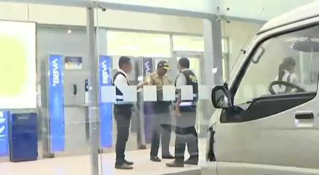 Delincuentes reducen a vigilante y asaltan agencia bancaria en La Molina [VIDEO]