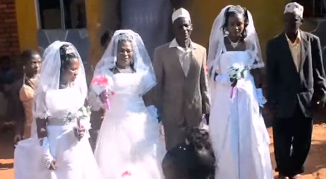YouTube: Hombre se casó con tres mujeres a la vez para ahorrar dinero