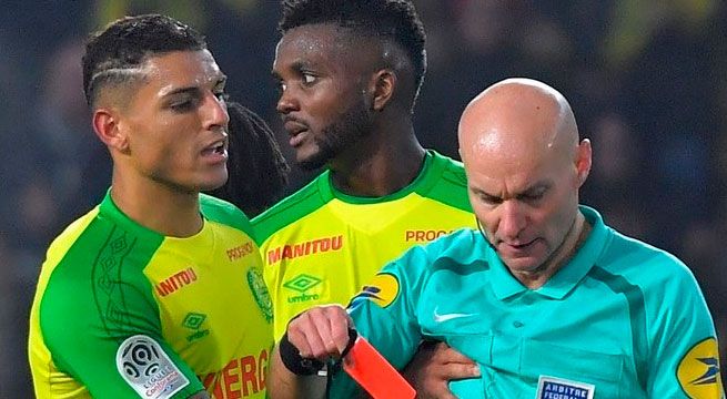 Francia: árbitro que golpeo y expulsó a jugador pidió disculpas y fue suspendido