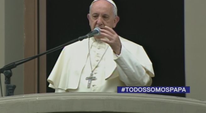 Papa Francisco bendice a miles de fieles desde el balcón de la Nunciatura